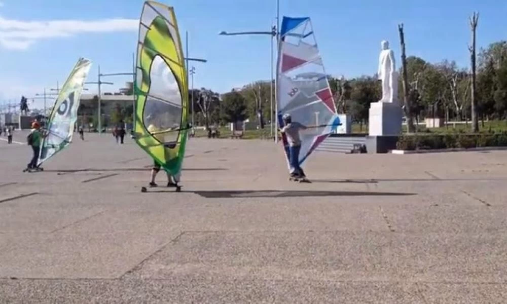 Εντυπωσιακό: Windsurfers βγήκαν στη στεριά! (βίντεο)